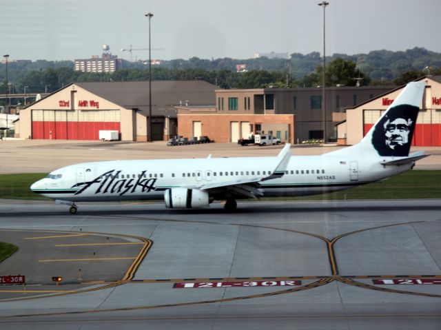 Boeing 737-800 (N552AS) - Landing on 30R at MSP on07/31/2011