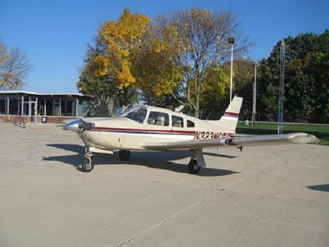 Piper Cherokee (N323MG)