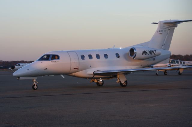 Embraer Phenom 300 (N801WZ)