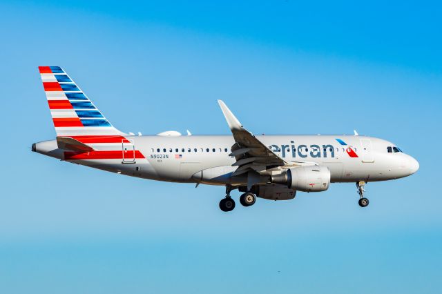 Airbus A319 (N9023N) - American Airlines A319 landing at DFW on 12/27/22. Taken with a Canon R7 and Tamron 70-200 G2 lens.