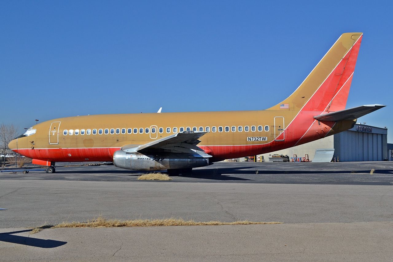 Boeing 737-200 (N732TW)