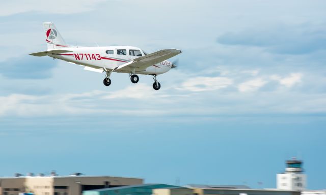 Piper Cherokee (N71143)