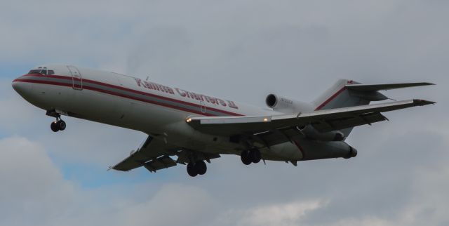 BOEING 727-200 (N722CK) - First time seeing a 727, clouds decided to roll in right on approach but still couldnt resist taking the shot.