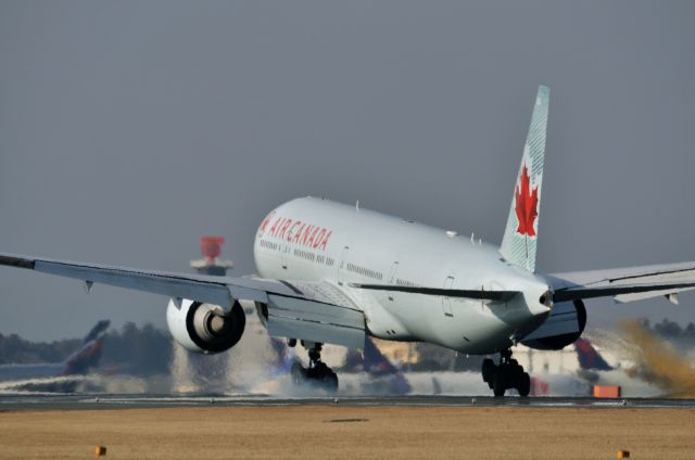 BOEING 777-300 (C-FIUR) - 2013/2/11