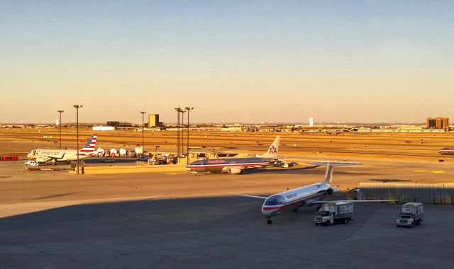 McDonnell Douglas MD-83 —