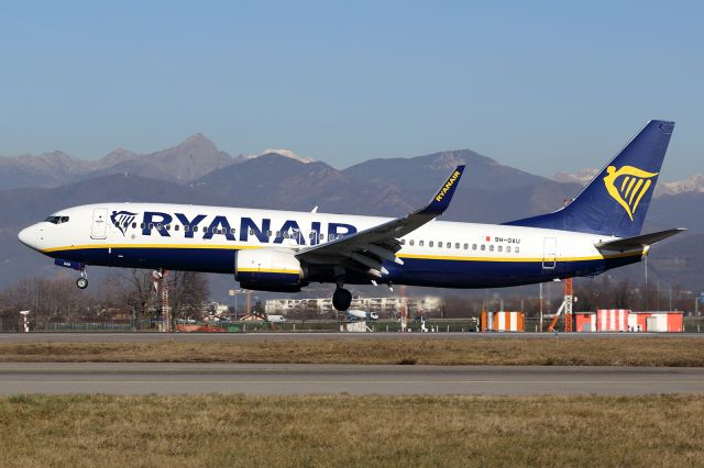 Boeing 737-700 (9H-QAU)