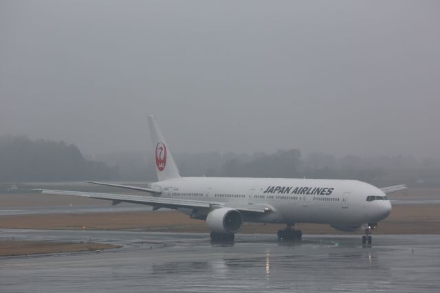 BOEING 777-300 (JA8945)