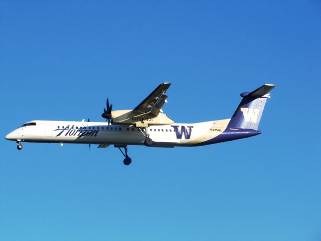 de Havilland Dash 8-400 (N435QX)