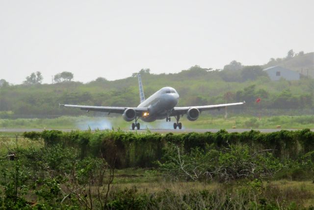 Airbus A320 (N121UW)