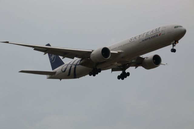 BOEING 777-300 (F-GZNE) - FINAL APPROACH