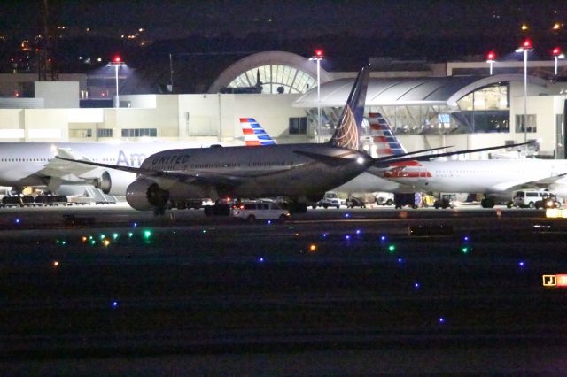 BOEING 787-10 Dreamliner —