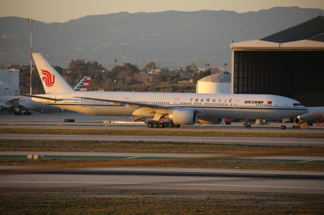 BOEING 777-300ER (B-2089)