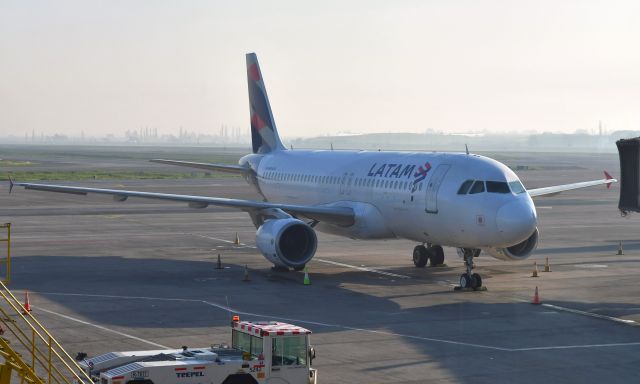 Airbus A320 (CC-BAZ) - LATAM Airlines Chile Airbus A320-214 CC-BAZ in Santiago 