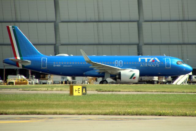 Airbus A320neo (EI-HOC) - Taxiing to Stand 402 on 13-Jul-23 operating flight ITY204 from LIRF.