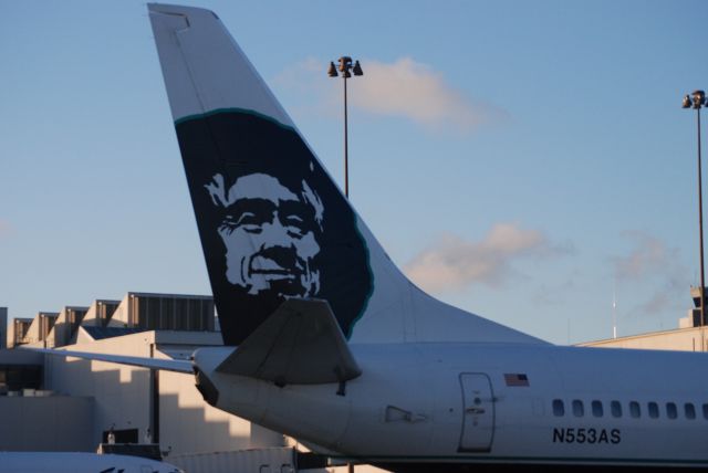 Boeing 737-700 (N553AS) - taxiing to the gate