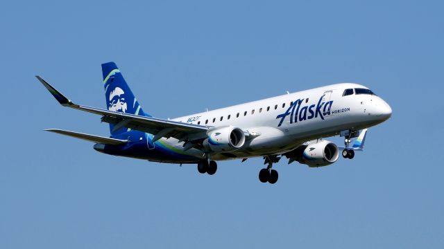 Embraer 175 (N643QX) - QXE2121 from KLAS on final to Rwy 16R on 8.7.19. (ERJ-175LR / cn #17000763). 