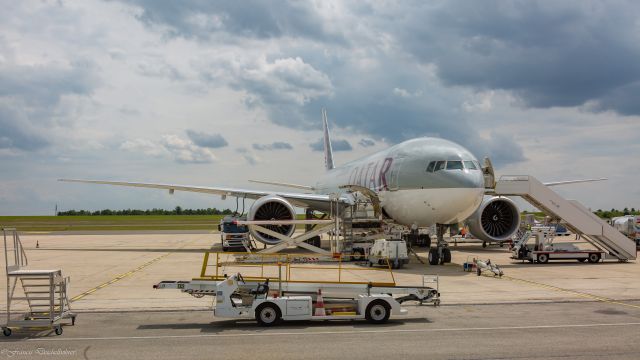 Boeing 777-200 (A7-BFZ)