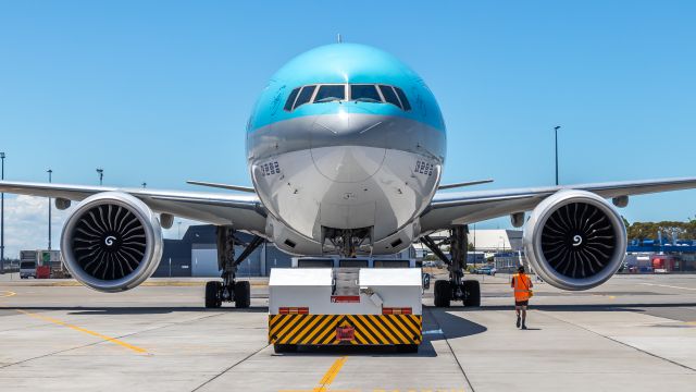 BOEING 777-300ER (HL8275) - Airside photos