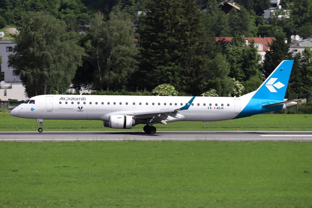 EMBRAER 195 (I-ADJK)