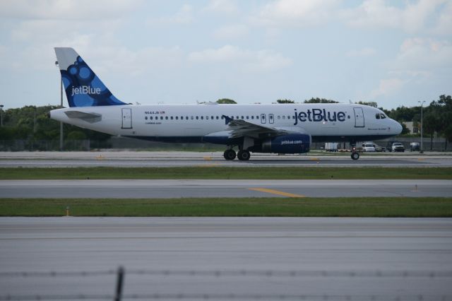 Airbus A320 (N644JB)