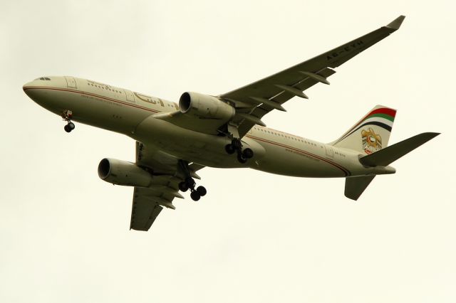 Airbus A330-200 (A6-EYH) - 15/06/2012