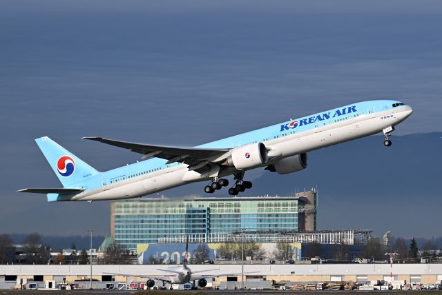 BOEING 777-300 (HL8218)