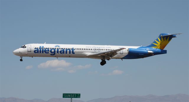 McDonnell Douglas MD-88 (N403NV)