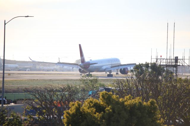 Airbus A350-1000 (G-VRNB)