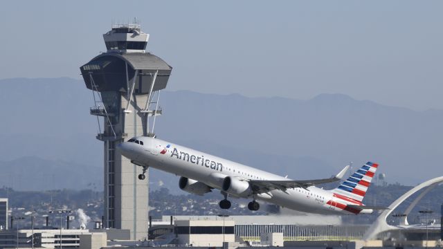 Airbus A321neo (N421UW) - Departing LAX on 25R