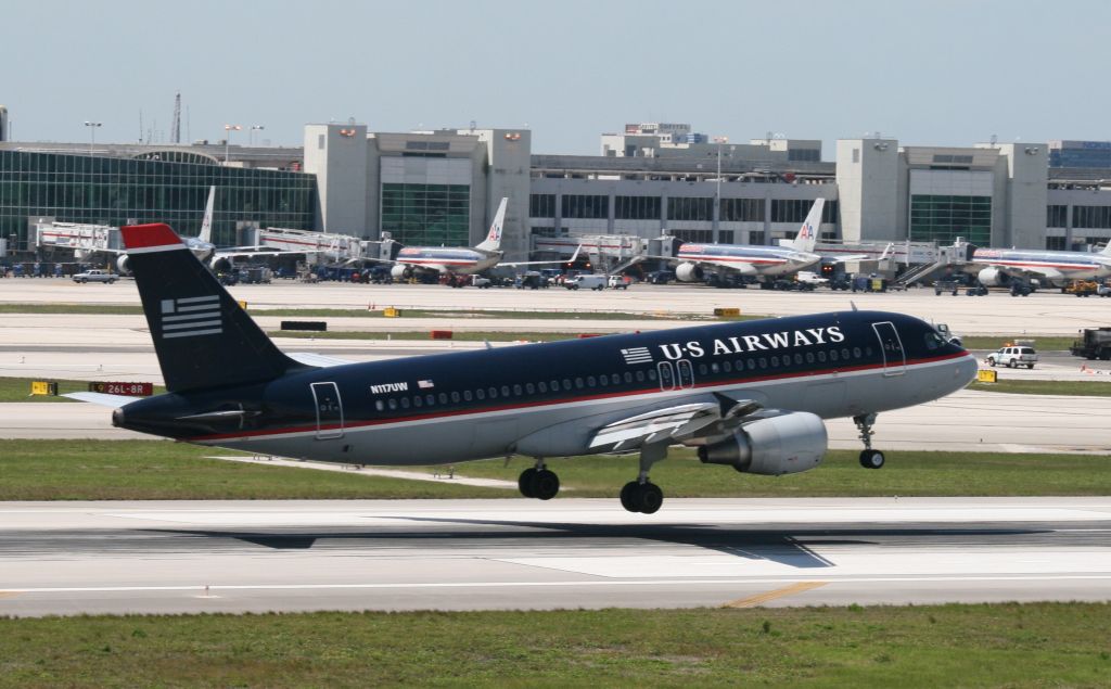 Airbus A320 (N117UW) - Near to touch down in 27R Miami International Airport, Good Job Crew.