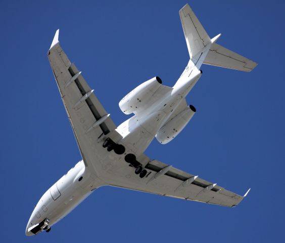 Bombardier Challenger 300 (N578XJ) - ON FINAL 30L, 09-22-2015