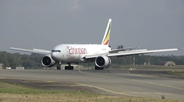 Boeing 777-200 —
