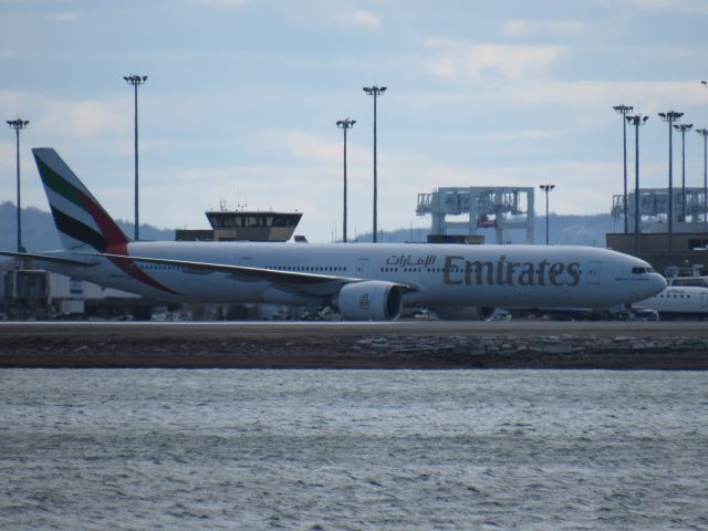 BOEING 777-300ER (A6-ECA)