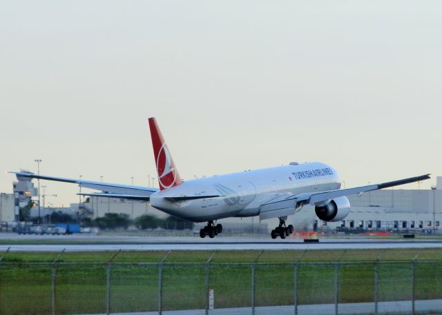 BOEING 777-300ER (TC-LJE)