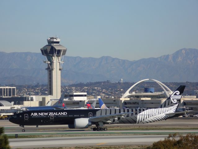 Boeing 777-200 (ZK-OKQ)