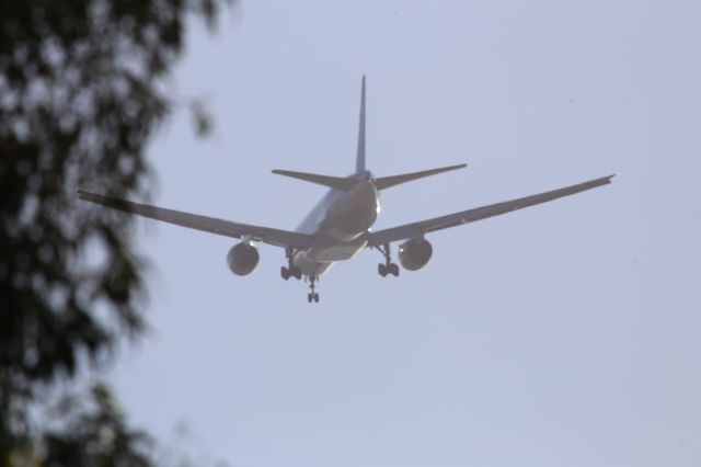 Boeing 777-200 —