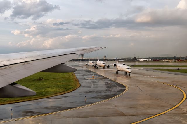 Boeing 777-200 (N777UA) - 4th August, 2015: A sudden rainstorm to the west grounded all traffic headed that way - far about an hour. This is a view of the line-up of those who were next to depart.