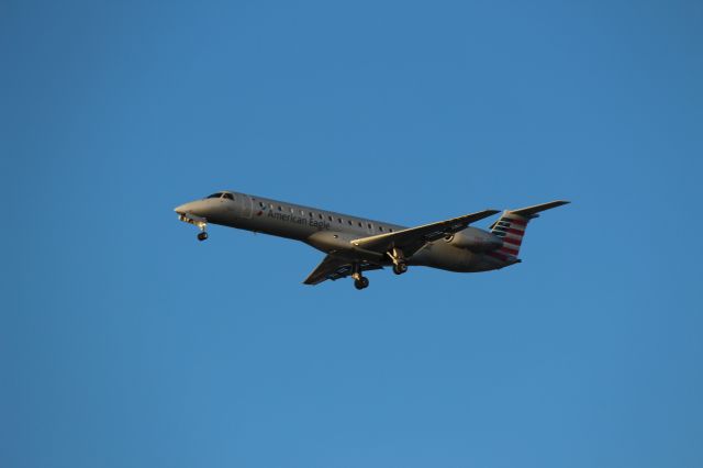 Embraer ERJ-145 (N685AE) - Landing 28C