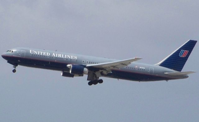 BOEING 767-300 (N672UA)