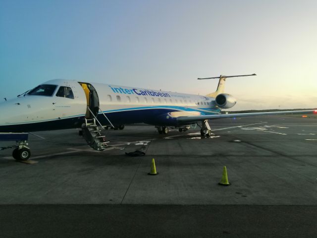 Embraer ERJ-145 (VQ-TIC) - Atardecer en la rampa del aeropuerto internacional de Providenciales, Islas Turcas y Caicos. 