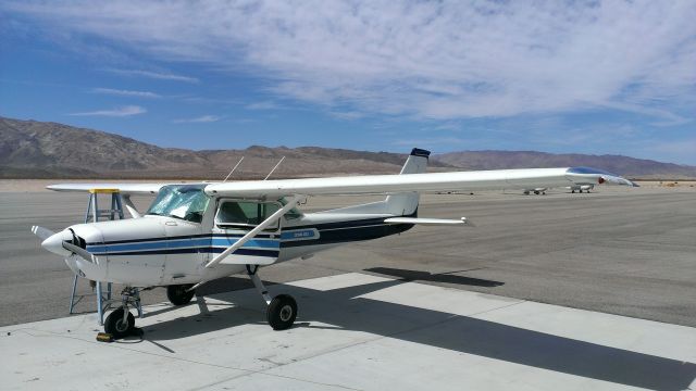 Cessna 152 (N5487B) - Fueling up at 29 Palms airport.
