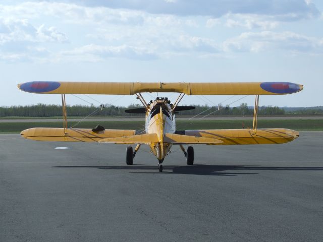 C-GKUE — - Waiting patiently for the next flight - 13 May 2012