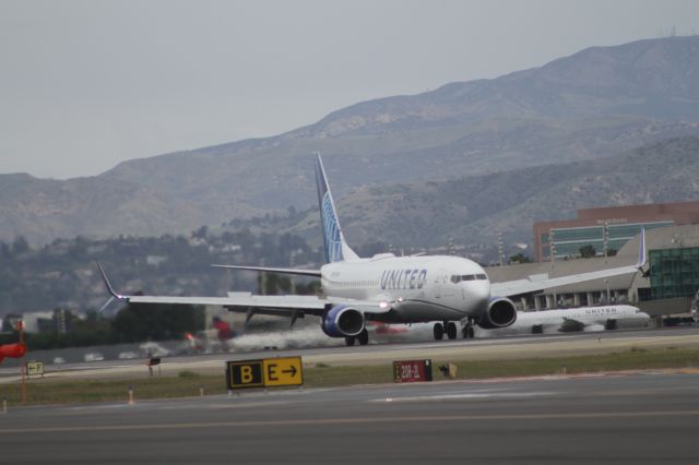 Boeing 737-700 —