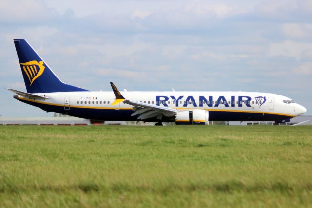 Boeing 737 MAX 8 (EI-IGF) - Landing on rwy 22 on 11-Apr-24 operating flight RYR2769 from TUF.