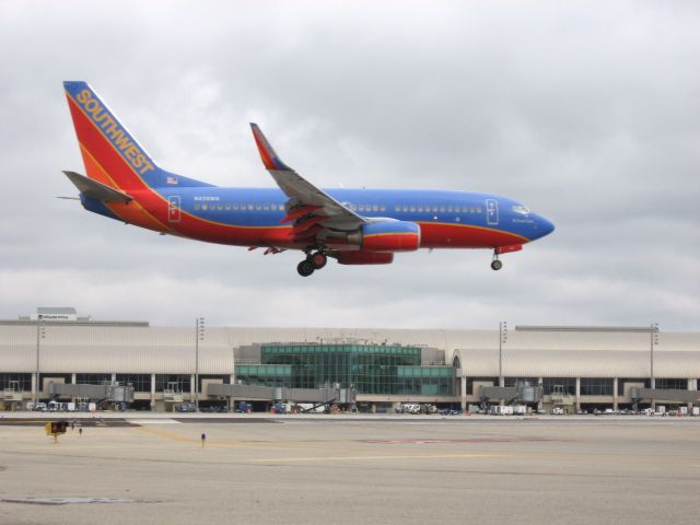 Boeing 737-700 (N439WN) - Landing on RWY 19R