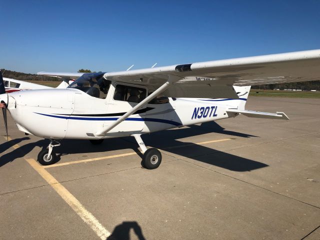 Cessna Skyhawk (N30TL) - Friend rented this aircraft out of KSUS and flew in for $100 burger.