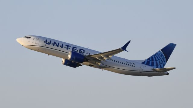 Boeing 737 MAX 8 (N27260) - Departing LAX on 25R