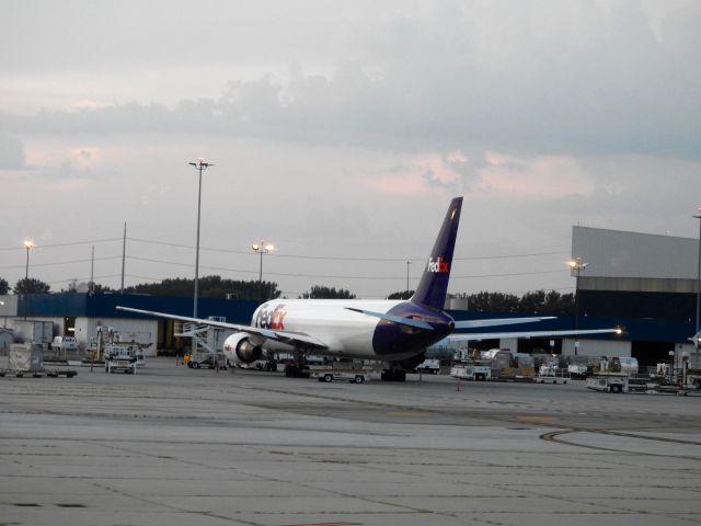 BOEING 767-300 (N107FE)