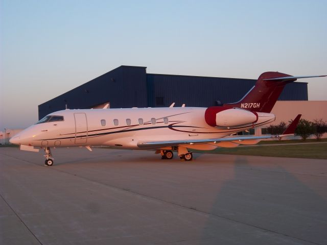 Bombardier Challenger 300 (N217GH)