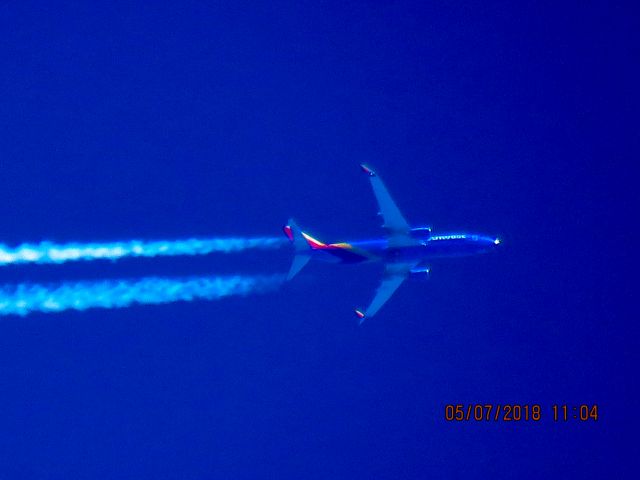 Boeing 737-800 (N8656B)